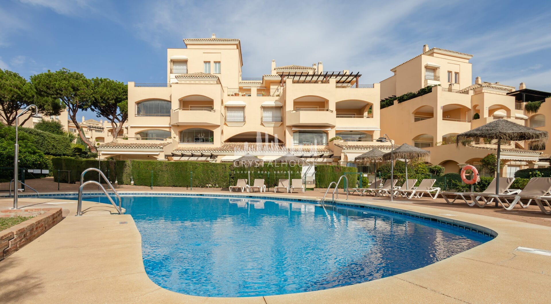 Wonderful three-bedroom ground floor apartment in the gated community Hacienda Elviria