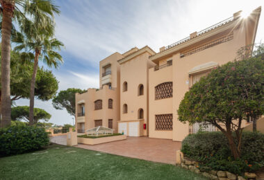 Wonderful three-bedroom ground floor apartment in the gated community Hacienda Elviria