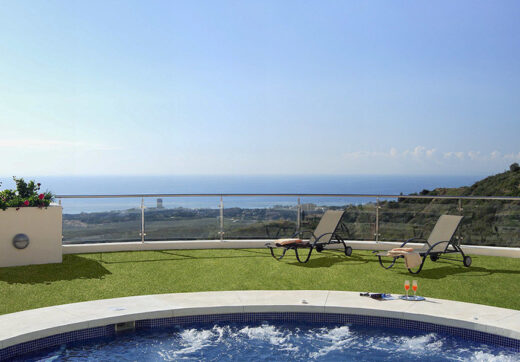 Elegant Duplex in Samara Resort, Altos de Los Monteros, Marbella