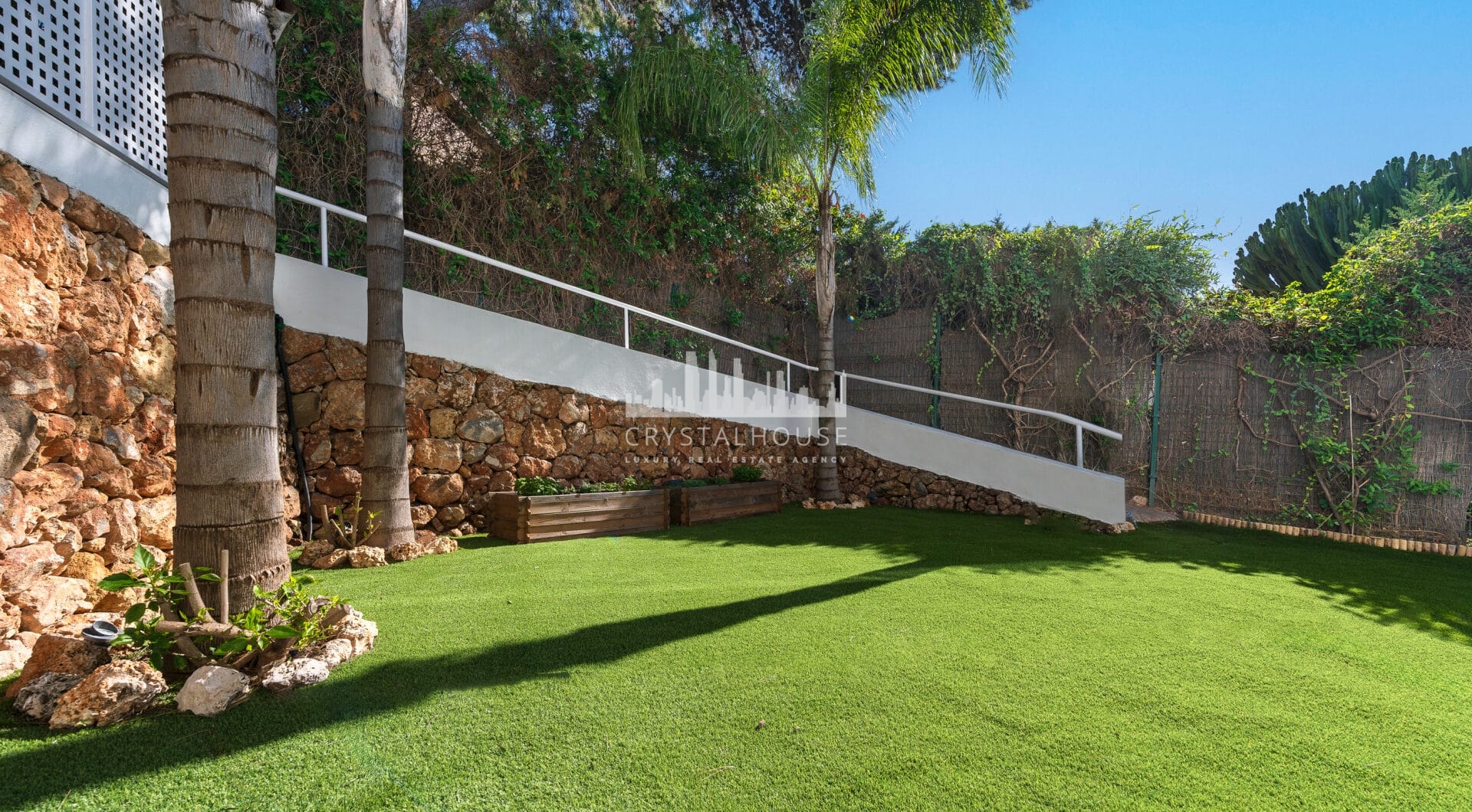 Modern Luxury in Lower Nueva Andalucía – A Must-See Villa!