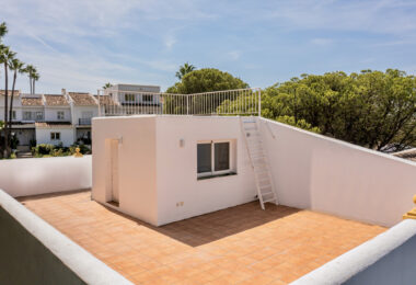 Modern townhouse with beautiful golf views!