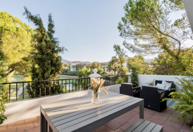 Modern townhouse with beautiful golf views!