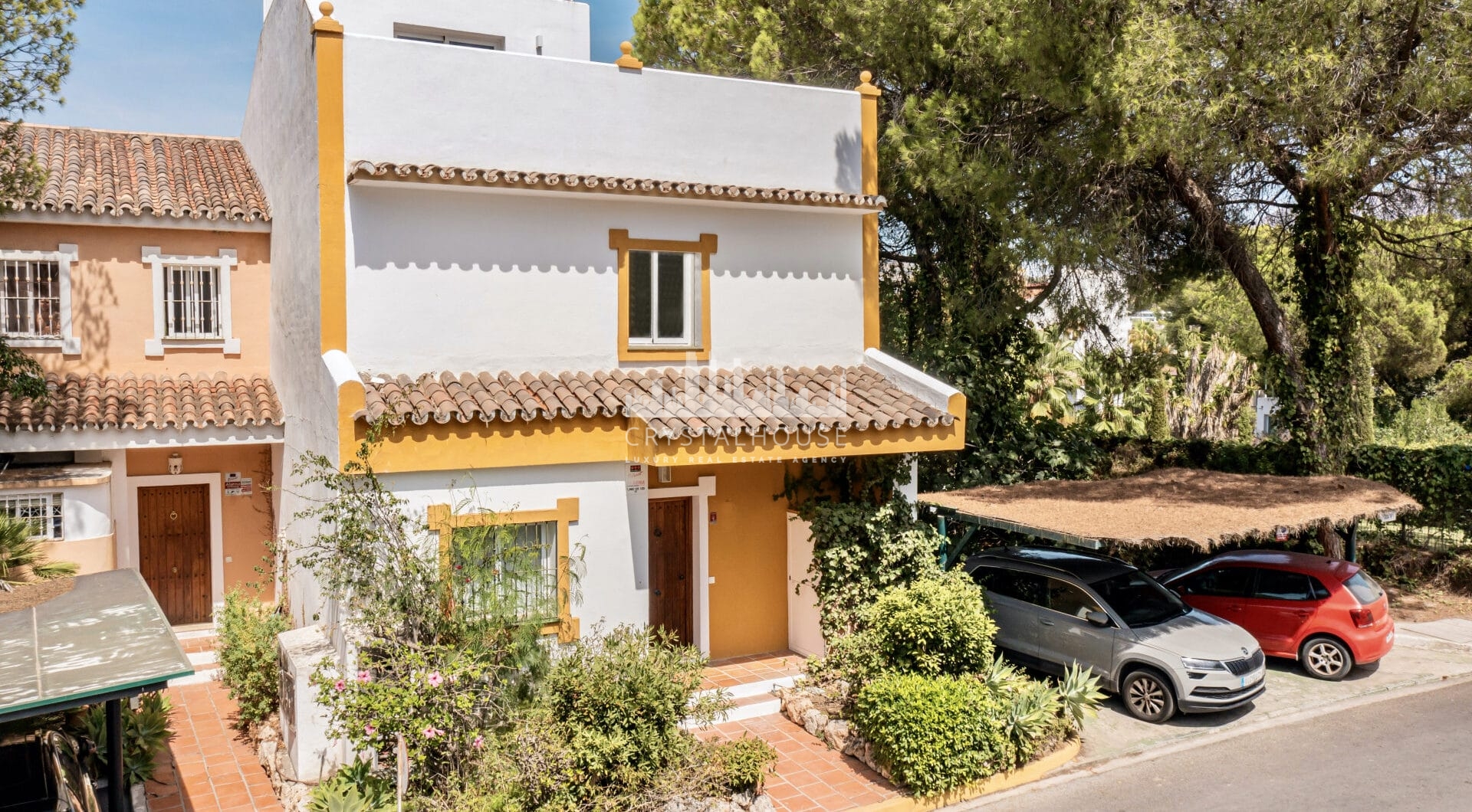 Modern townhouse with beautiful golf views!