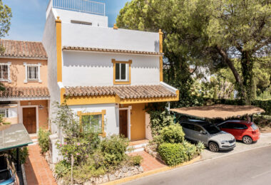 Modern townhouse with beautiful golf views!