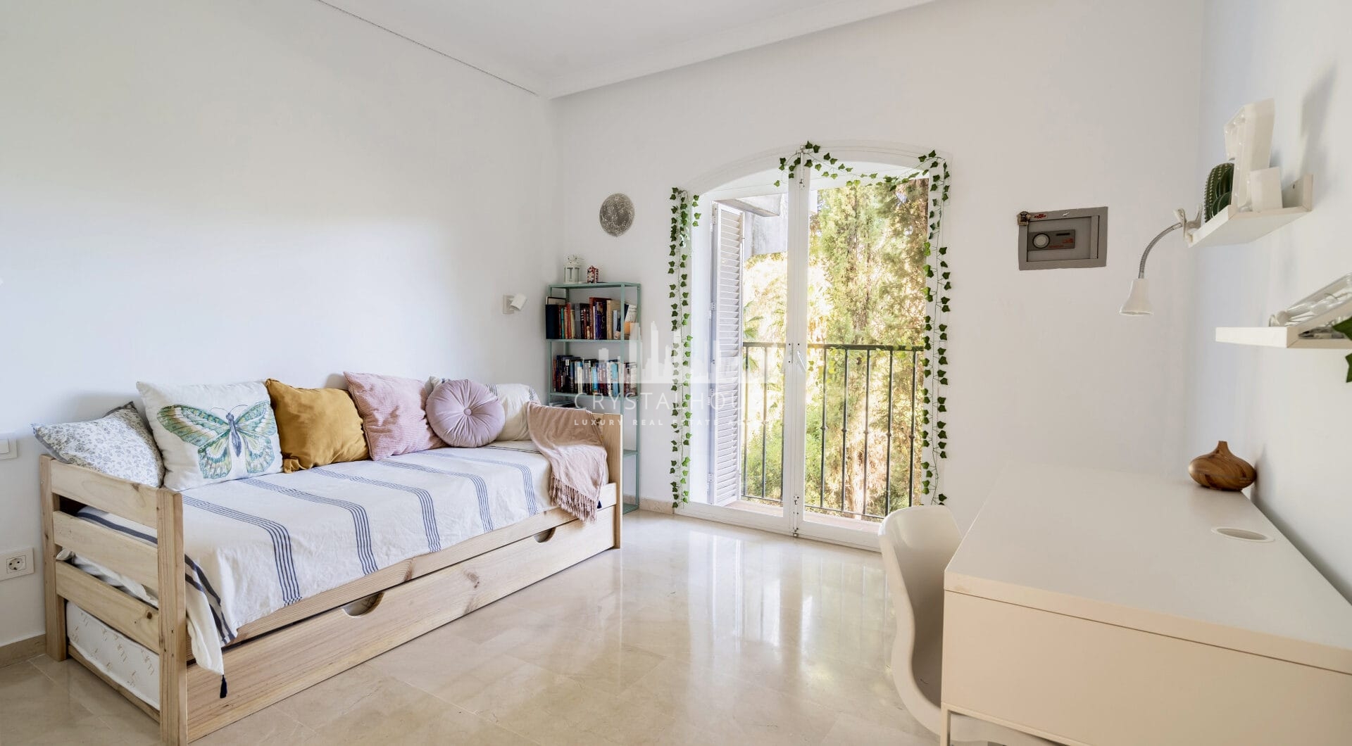 Modern townhouse with beautiful golf views!