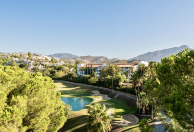 Modern townhouse with beautiful golf views!