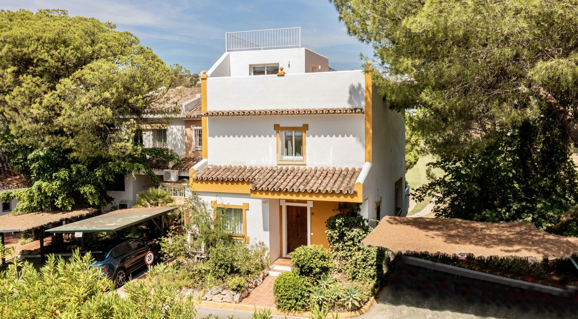 Modern townhouse with beautiful golf views!