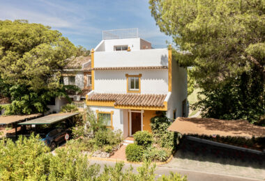 Modern townhouse with beautiful golf views!