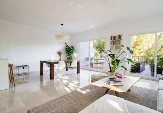 Modern townhouse with beautiful golf views!