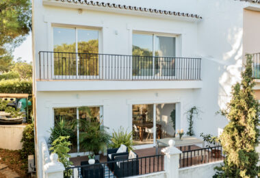 Modern townhouse with beautiful golf views!