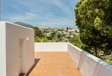 Modern townhouse with beautiful golf views!
