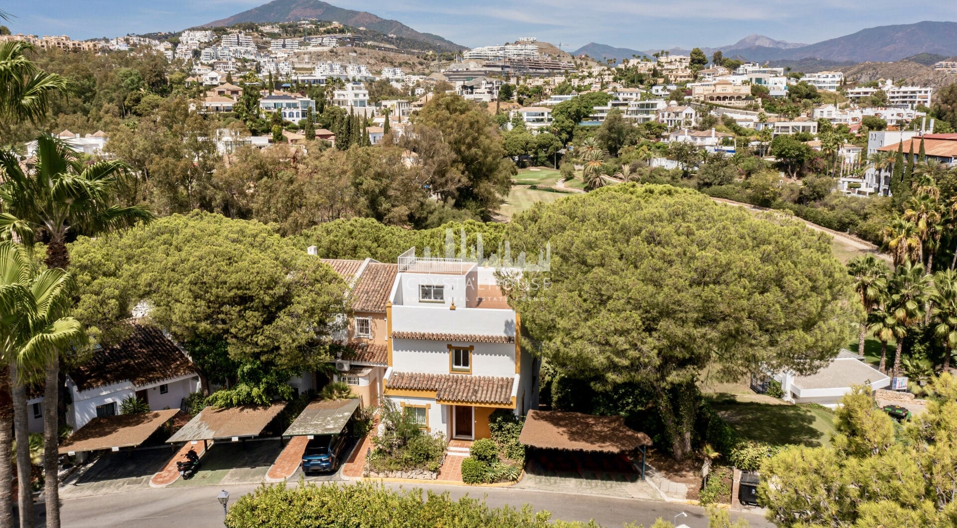 Modern townhouse with beautiful golf views!