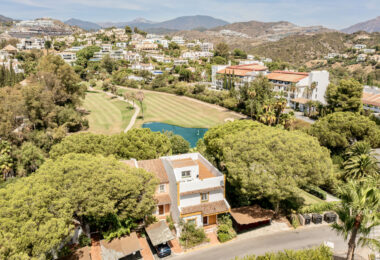 Modern townhouse with beautiful golf views!