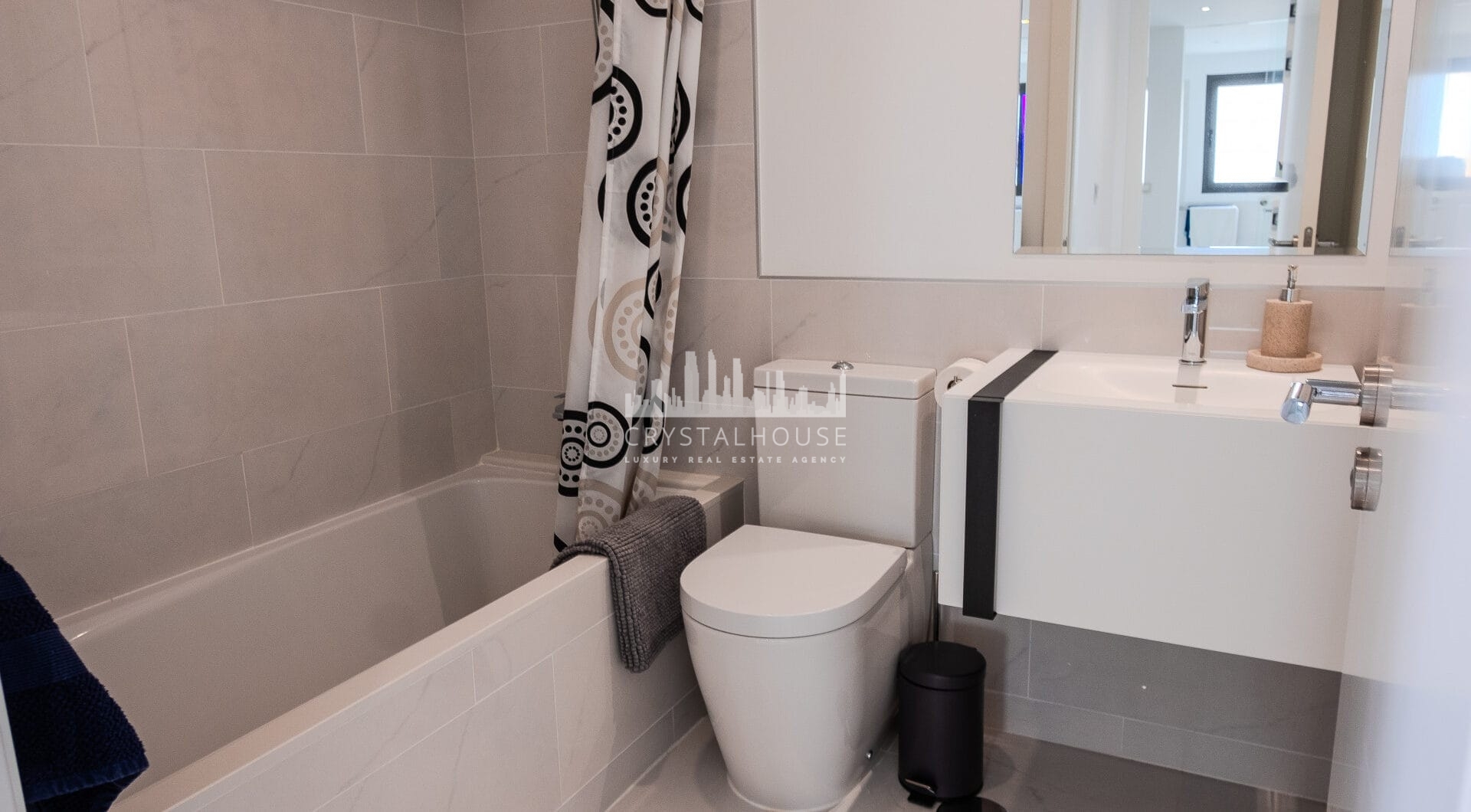 Luxury duplex penthouse with 3-bedrooms and amazing views available for long term rent!
