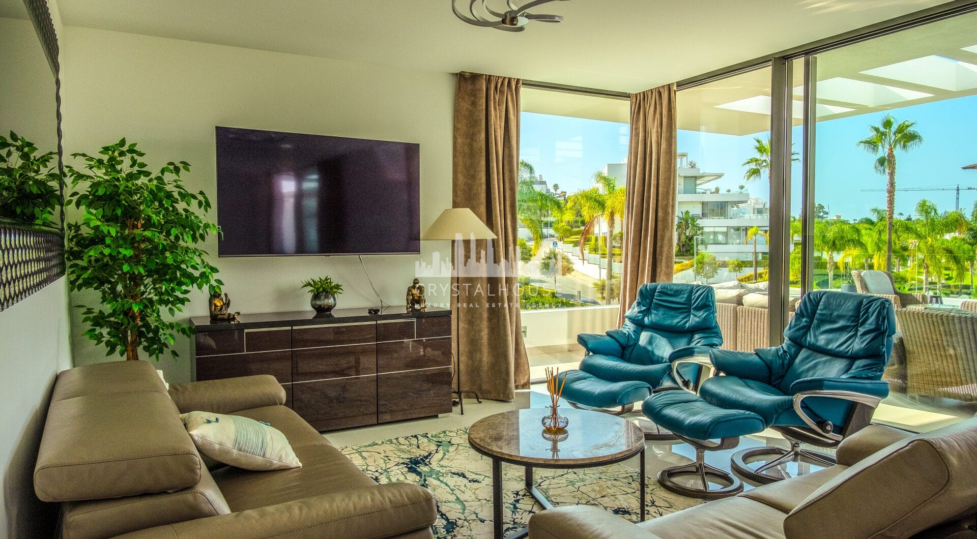 Luxury duplex penthouse with 3-bedrooms and amazing views available for long term rent!