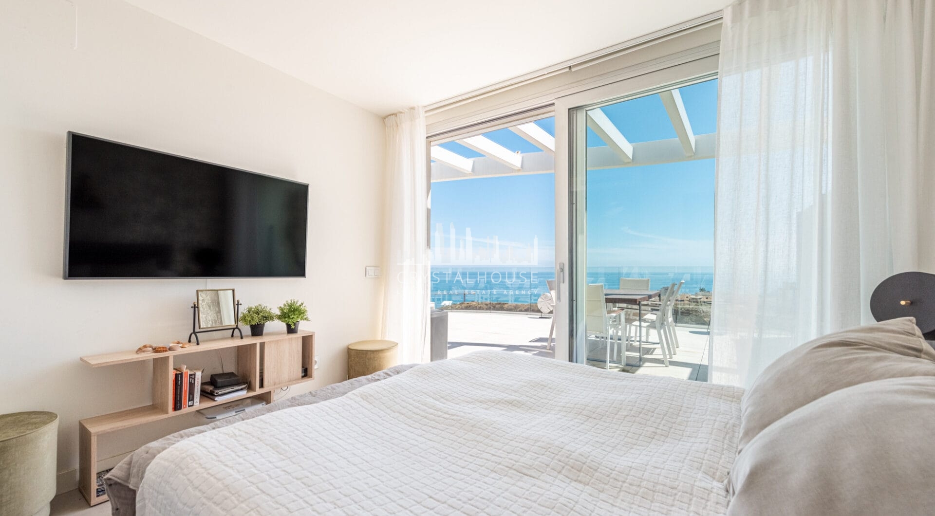Modern penthouse with breath-taking views. Located in the lower part of Higueron, close to the beach and amenities.