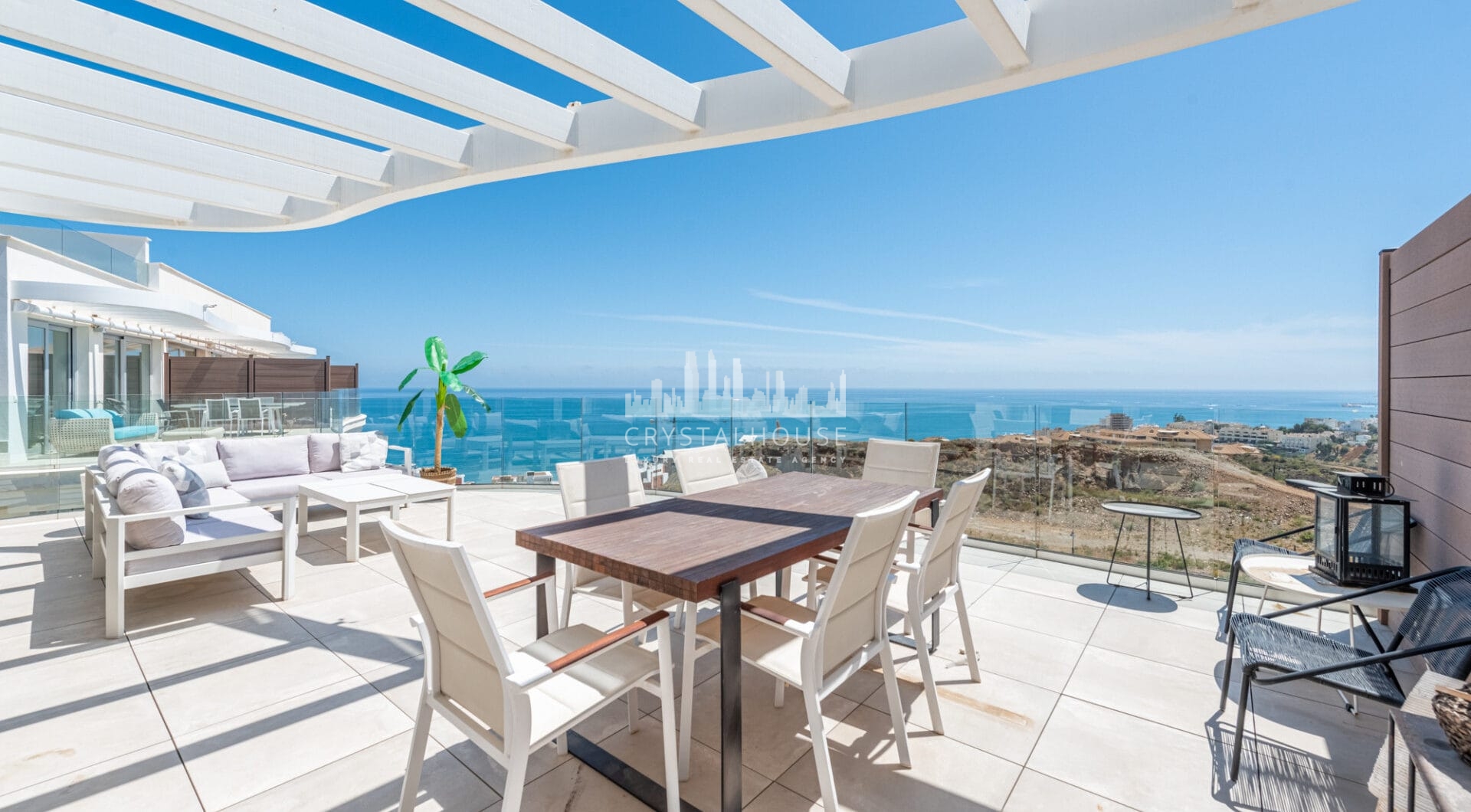 Modern penthouse with breath-taking views. Located in the lower part of Higueron, close to the beach and amenities.