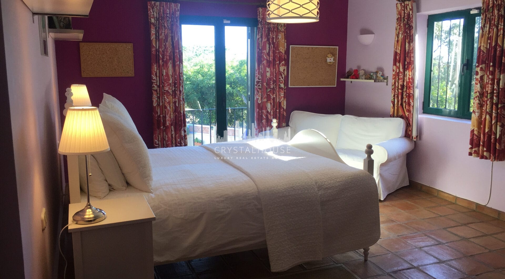 Beautiful detached villa, with many traditional Spanish features located in the prestigious development of Sotogrande.