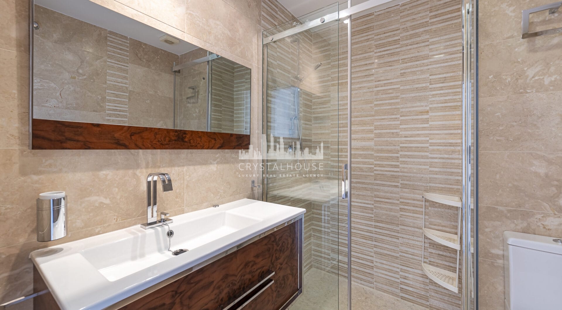Exquisite 2-Bedroom Ground Floor Duplex in Marbella House – Prime Location Steps from the Beach