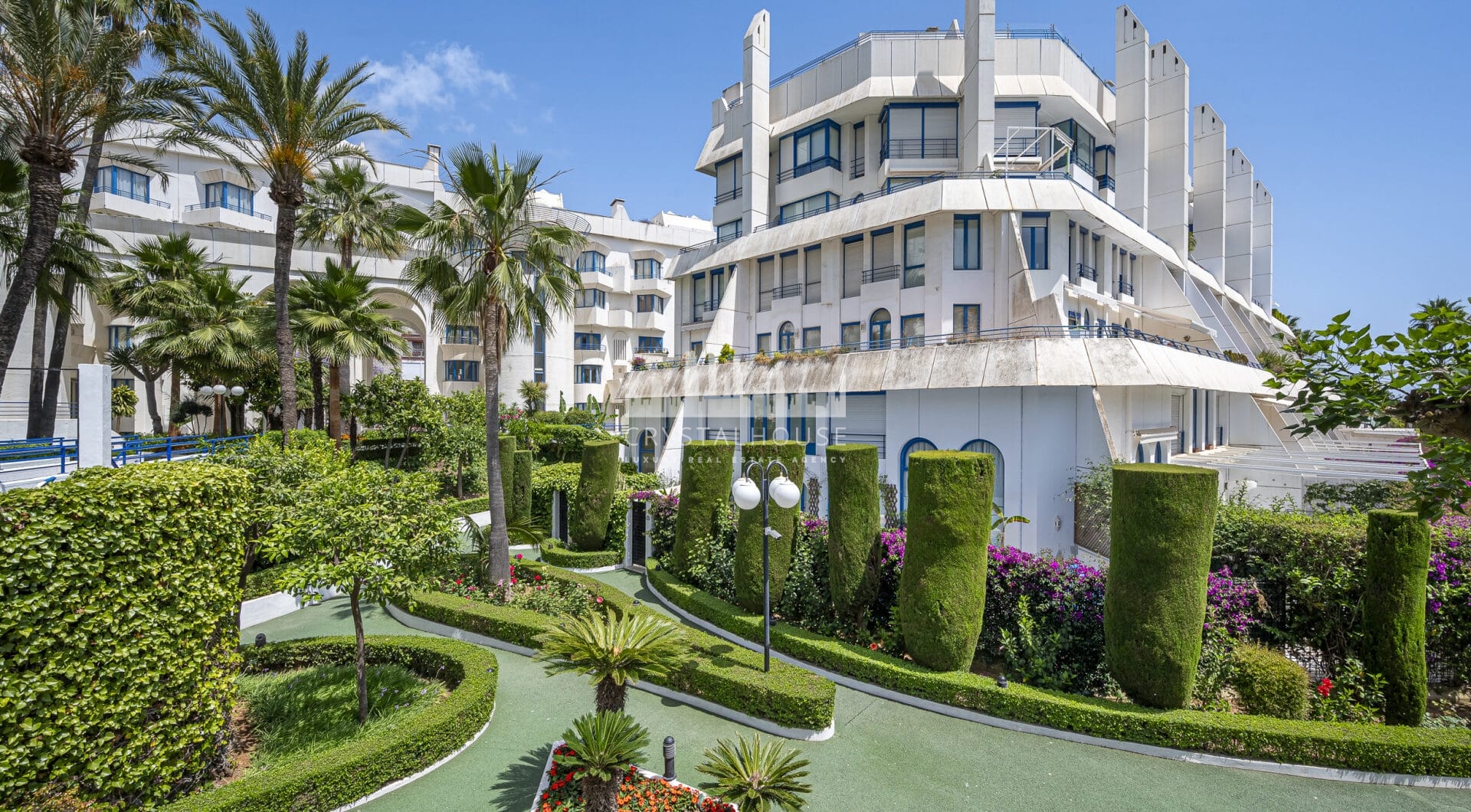 Exquisite 2-Bedroom Ground Floor Duplex in Marbella House – Prime Location Steps from the Beach