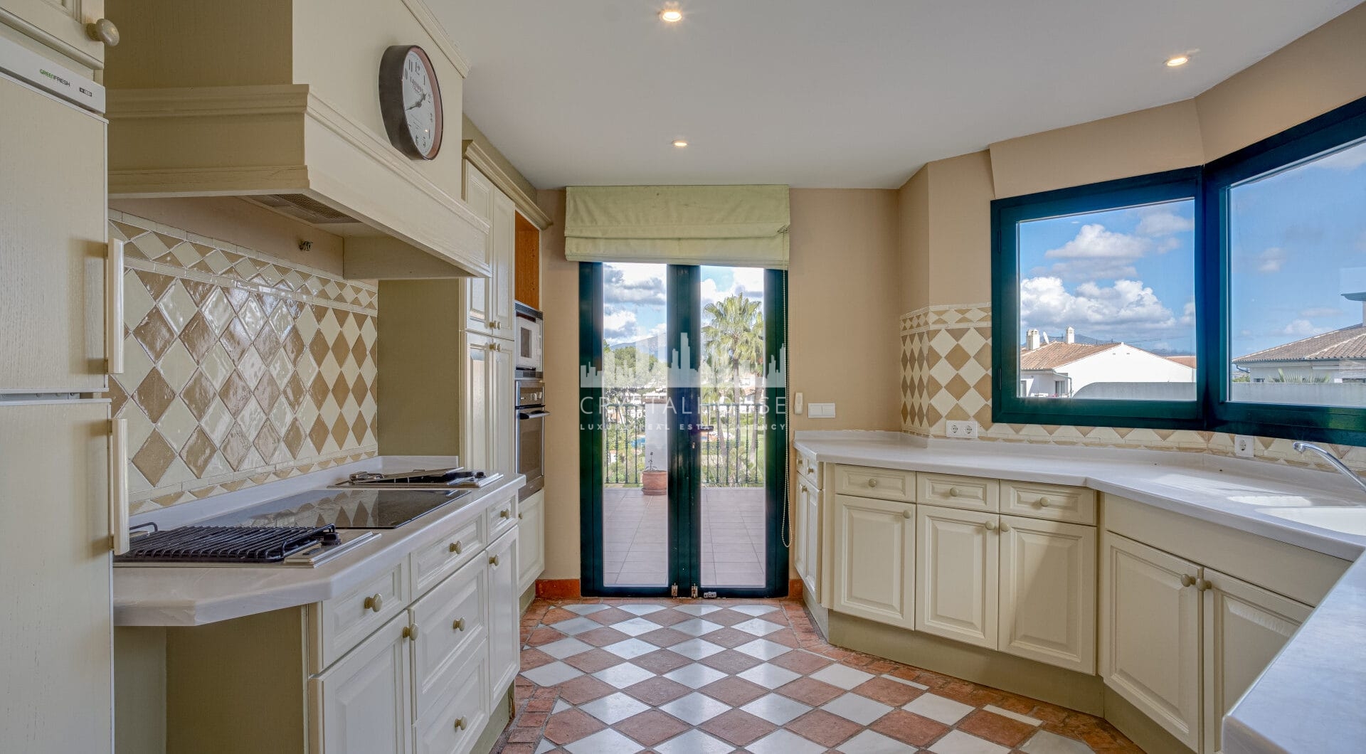 Lovely three-bedroom townhouse in a gated community of Riviera Del Sol