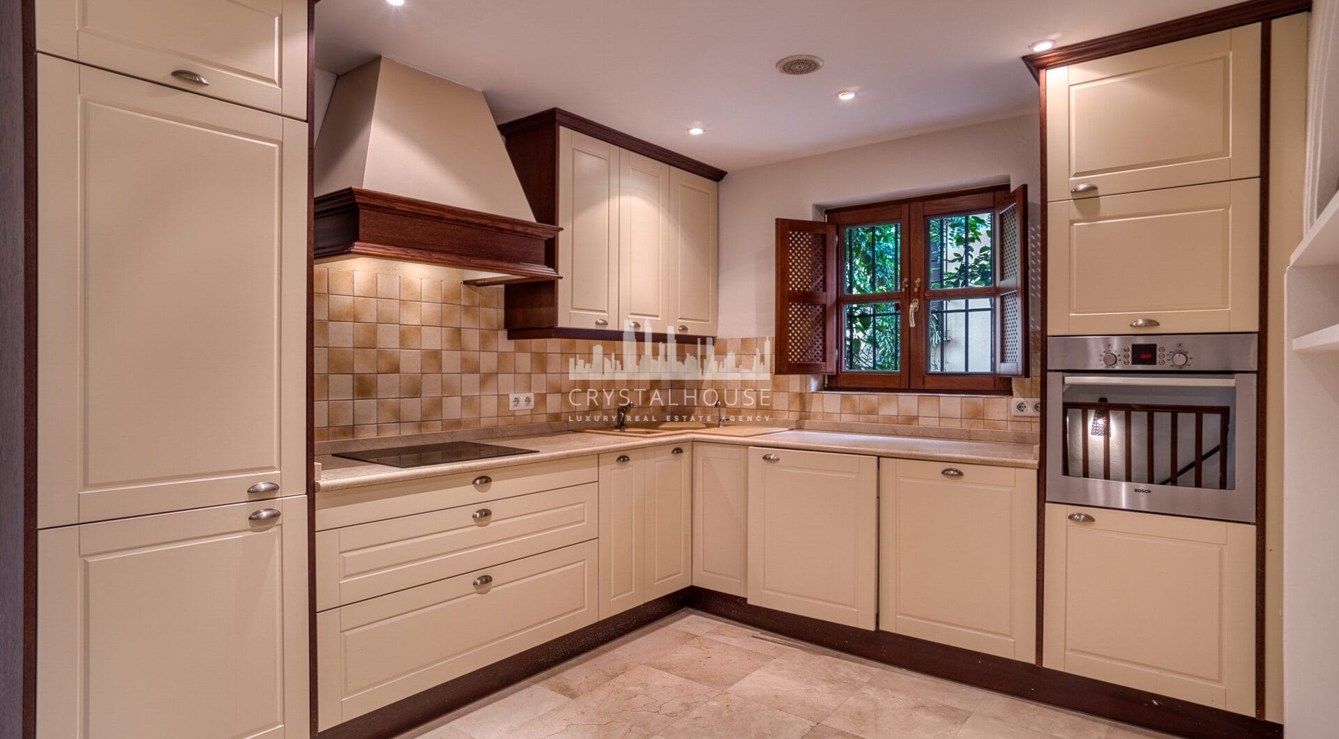 Beautiful four-bedroom townhouse located in the charming community Lomas Del Marbella Club Pueblo