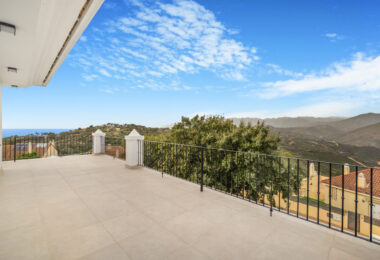 Fantastic three bedroom semi detached villa in a gated community of Monte Elviria, La Mairena