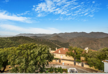 Fantastic three bedroom semi detached villa in a gated community of Monte Elviria, La Mairena