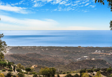 Fantastic three bedroom semi detached villa in a gated community of Monte Elviria, La Mairena