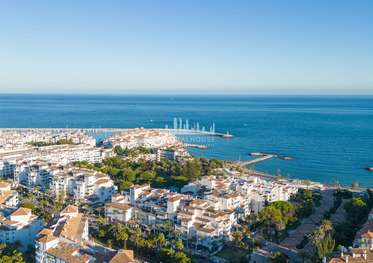 Well located two bedroom, third floor apartment in a quiet residential community of Nueva Andalucia, Marbella