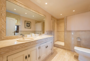 Amazing and unique hilltop estate only 3 minutes drive from Laguna beach close to Estepona center!