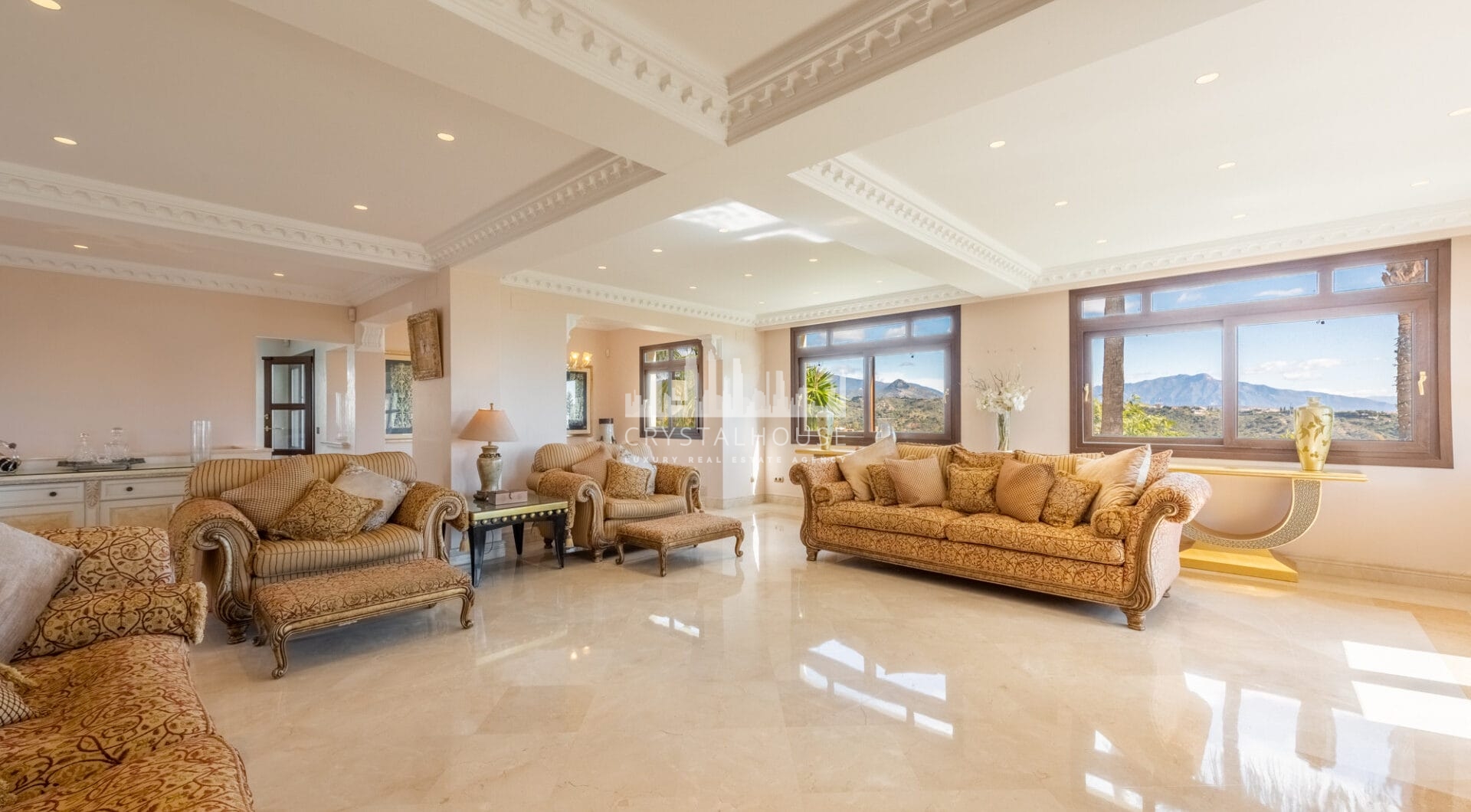 Amazing and unique hilltop estate only 3 minutes drive from Laguna beach close to Estepona center!