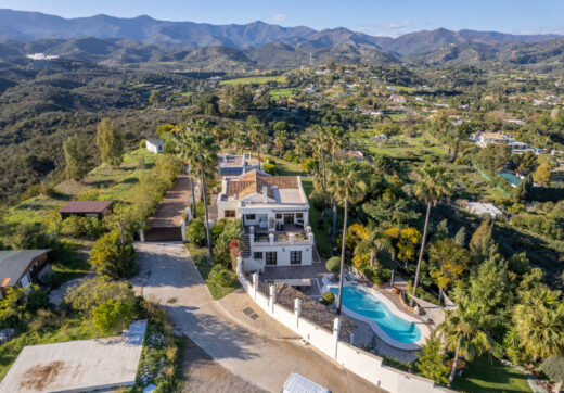 Amazing and unique hilltop estate only 3 minutes drive from Laguna beach close to Estepona center!