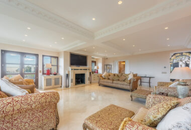 Amazing and unique hilltop estate only 3 minutes drive from Laguna beach close to Estepona center!