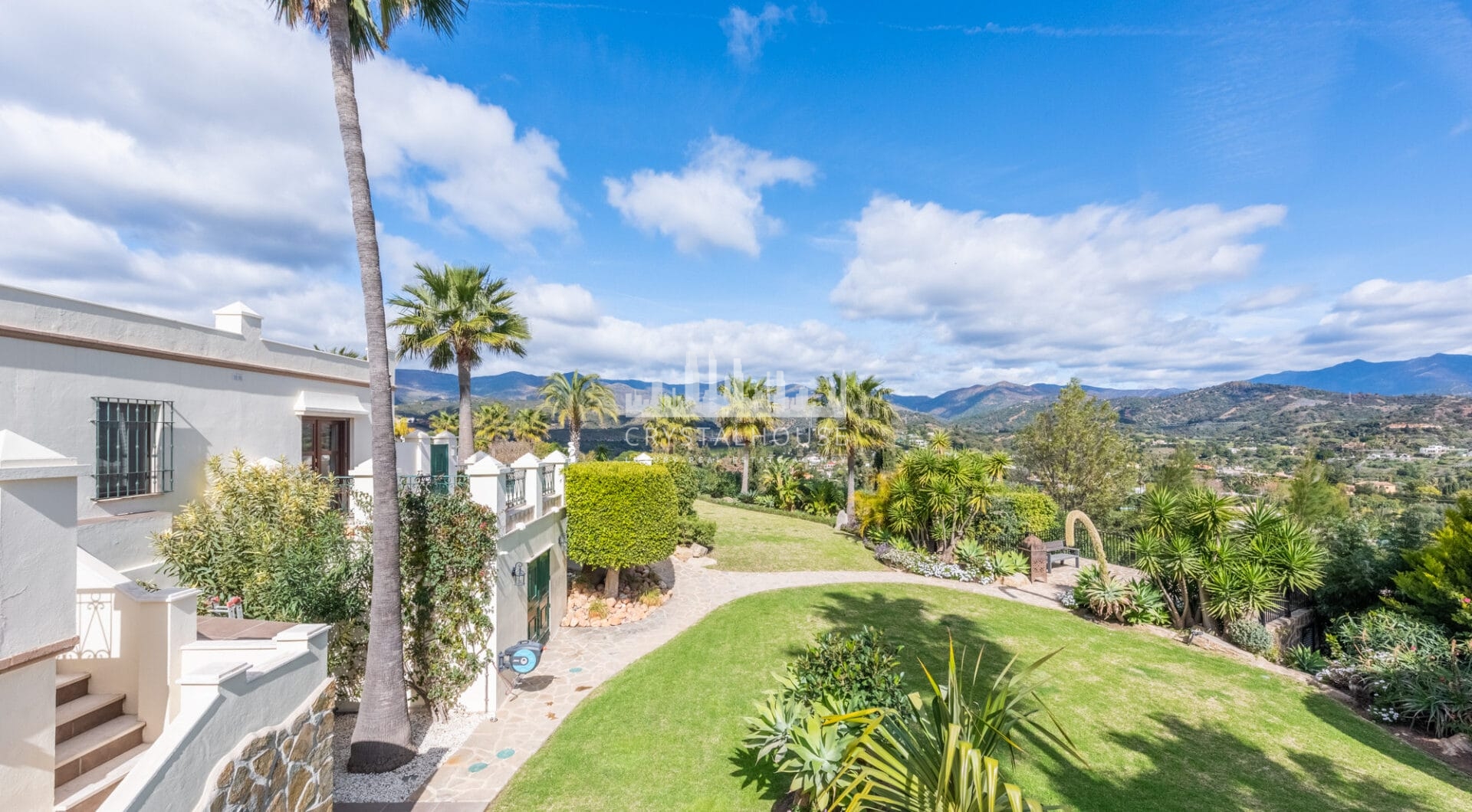 Amazing and unique hilltop estate only 3 minutes drive from Laguna beach close to Estepona center!