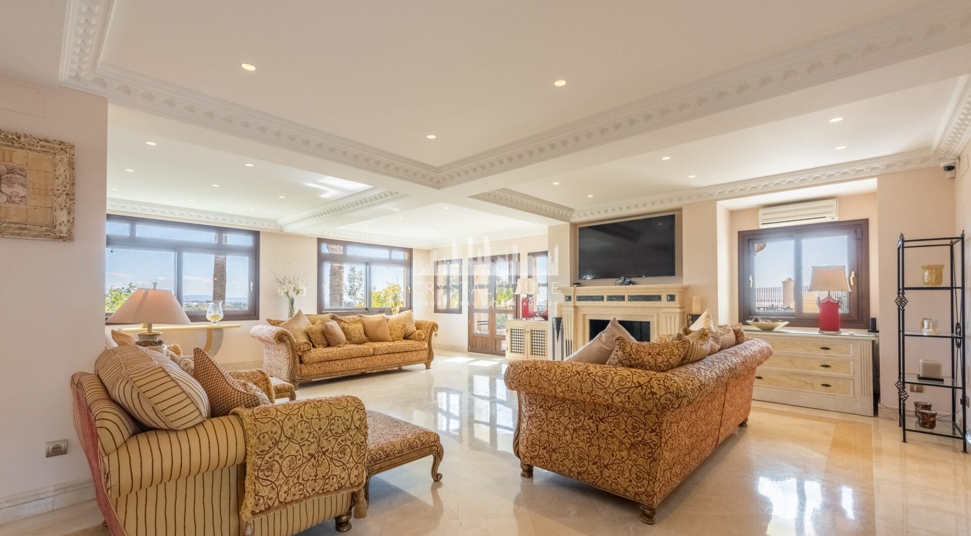 Amazing and unique hilltop estate only 3 minutes drive from Laguna beach close to Estepona center!