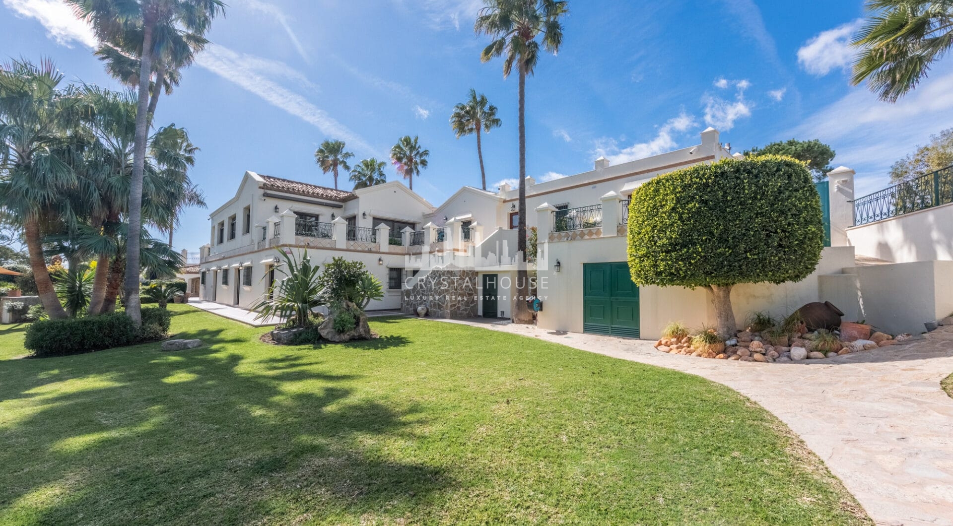 Amazing and unique hilltop estate only 3 minutes drive from Laguna beach close to Estepona center!