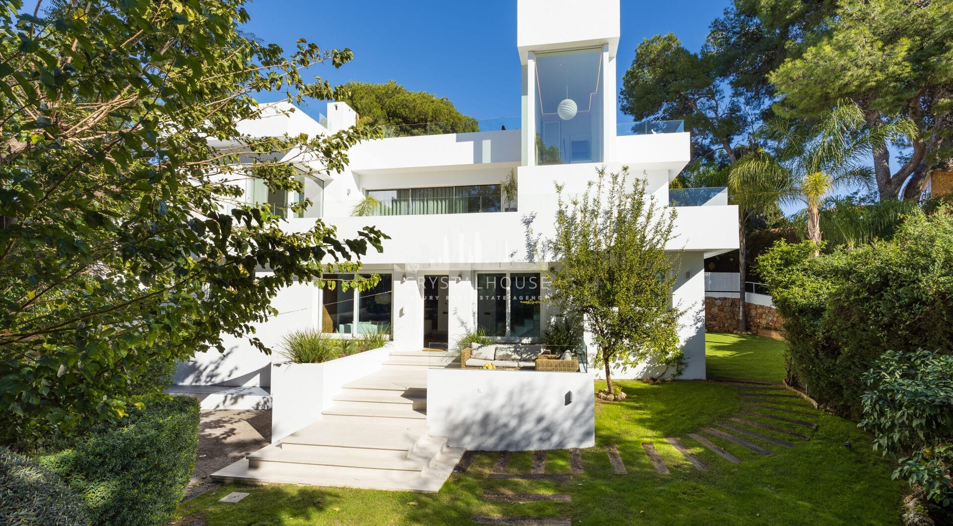 Modern villa with 6 bedrooms in lower Nueva Andalucía!