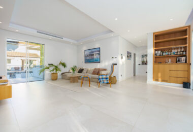 Modern villa with 6 bedrooms in lower Nueva Andalucía!