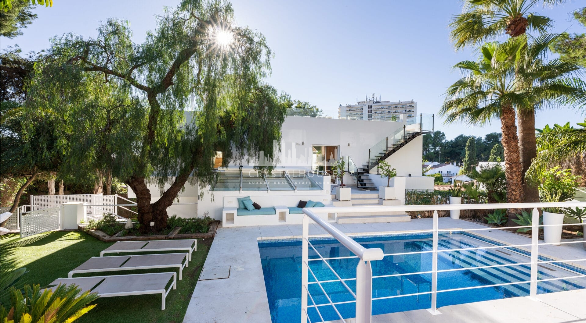 Modern villa with 6 bedrooms in lower Nueva Andalucía!