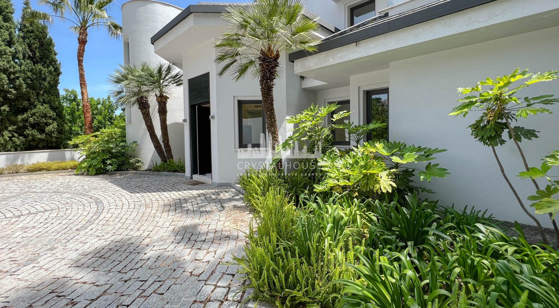 Fantastic modern villa with amazing panoramic sea views in La Zagaleta