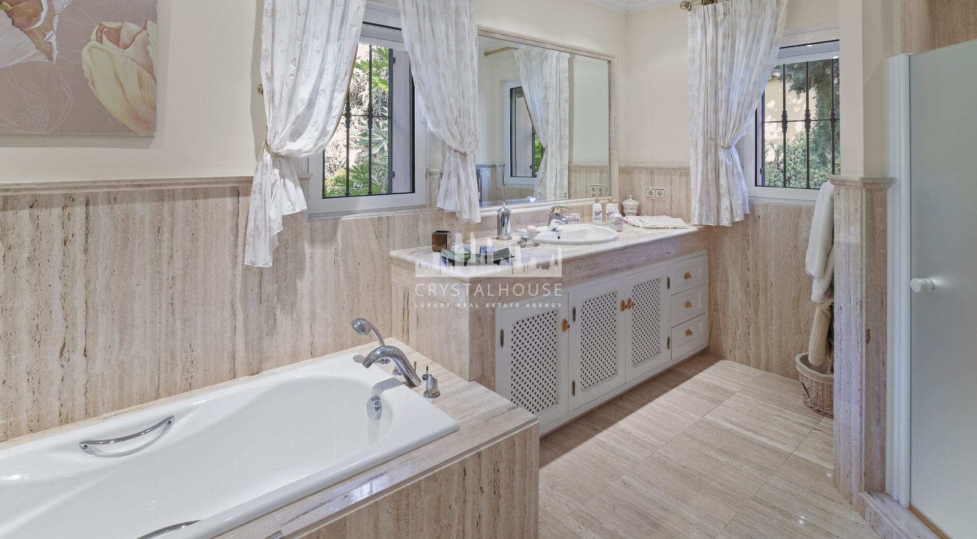 ELEGANT 5-BEDROOM VILLA IN EL PARAISO ALTO, BENAHAVIS