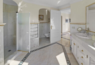 ELEGANT 5-BEDROOM VILLA IN EL PARAISO ALTO, BENAHAVIS