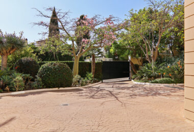 ELEGANT 5-BEDROOM VILLA IN EL PARAISO ALTO, BENAHAVIS