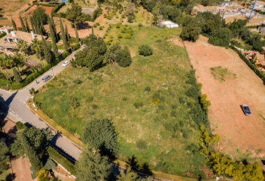 Plot with project and with license with sea views in Cascada de Camojan, Marbella Golden Mile