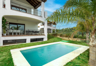 Estepona Villas For Sale next To Golf. Azata Golf Villas is a complex composed of 45 detached and semi-detached villas in a unique location, surrounded by lakes and greens in the middle of Azata Golf course.