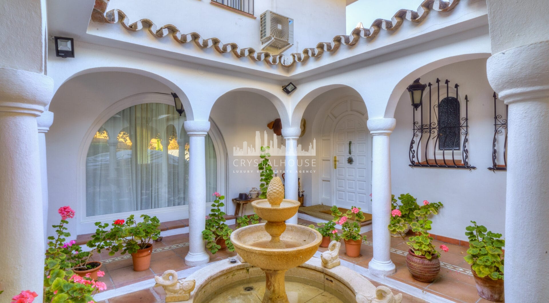 Wonderful six bedroom, south facing villa in the residential area Rocio de Nagueles, Marbella with guest apartment