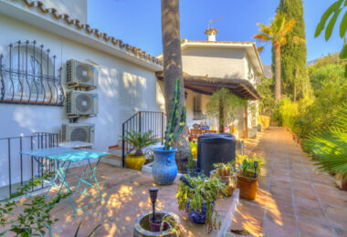 Wonderful six bedroom, south facing villa in the residential area Rocio de Nagueles, Marbella with guest apartment