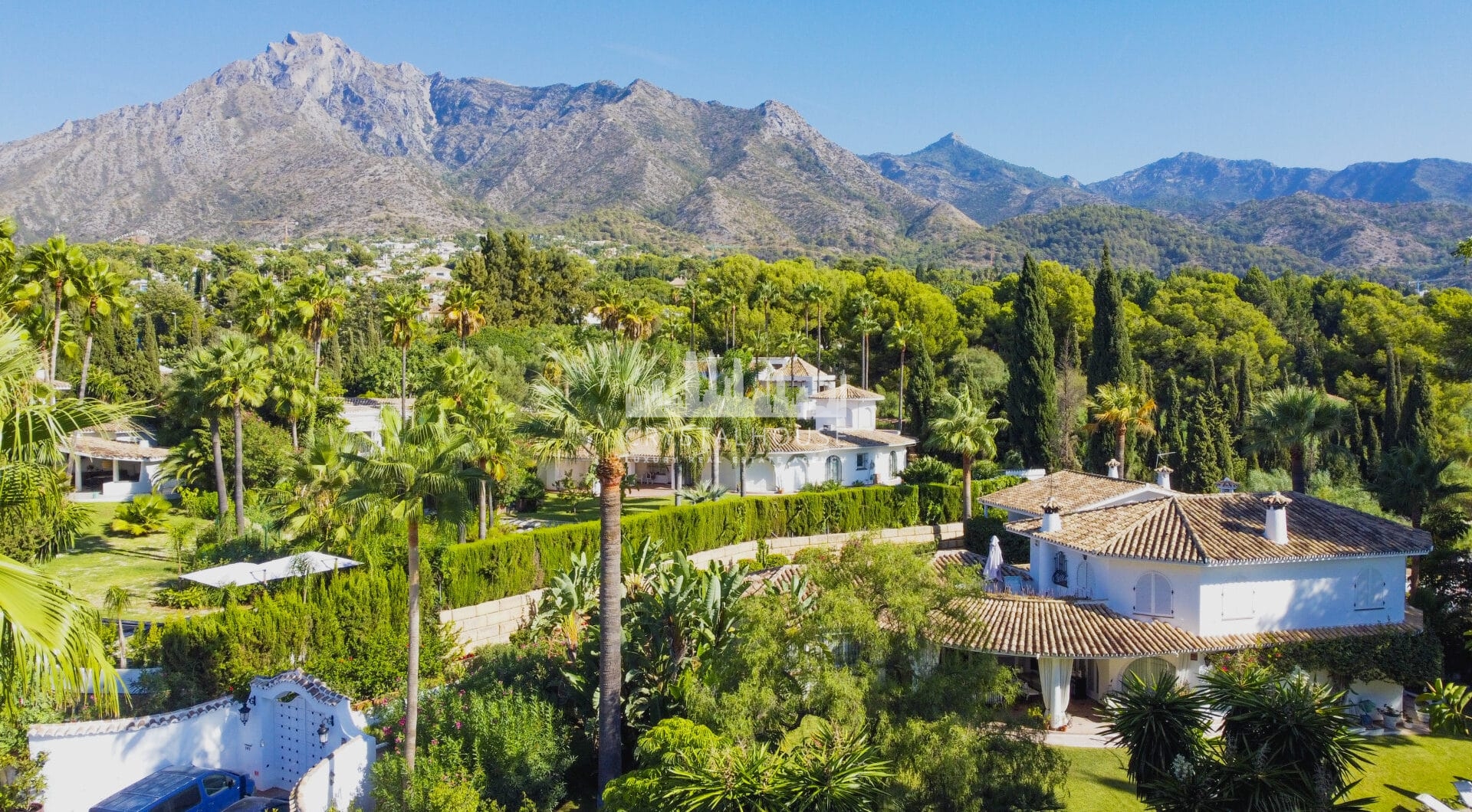 Wonderful six bedroom, south facing villa in the residential area Rocio de Nagueles, Marbella with guest apartment