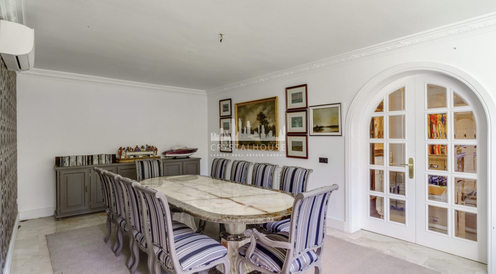 Wonderful six bedroom, south facing villa in the residential area Rocio de Nagueles, Marbella with guest apartment